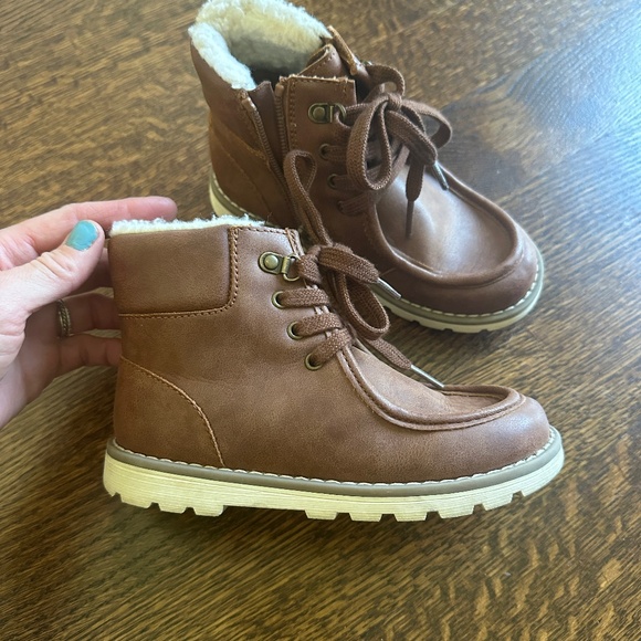 Boys OshKosh B'gosh Chukka boot, size 11 - Picture 1 of 11